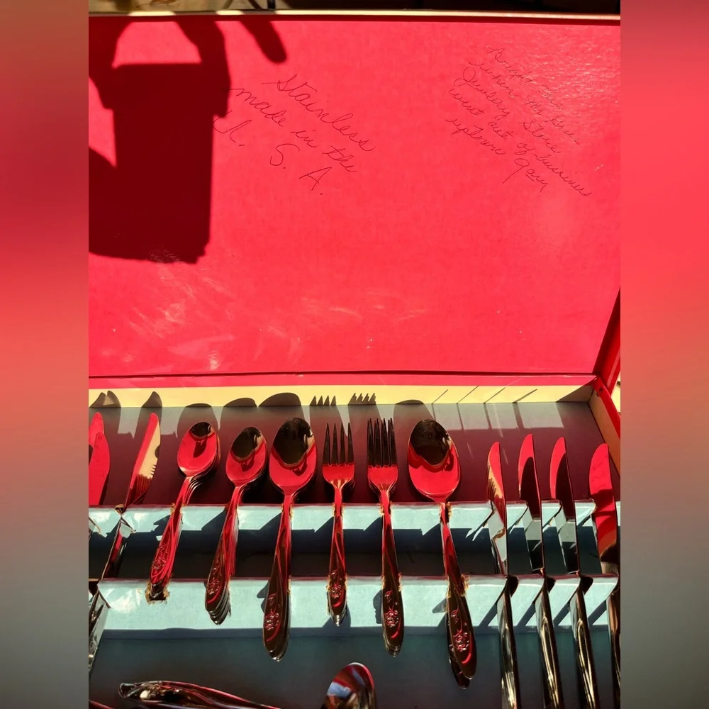 VINTAGE Dead Stock Americana Beauty Rose Flatware Set - New in Box - Picture 3 of 16